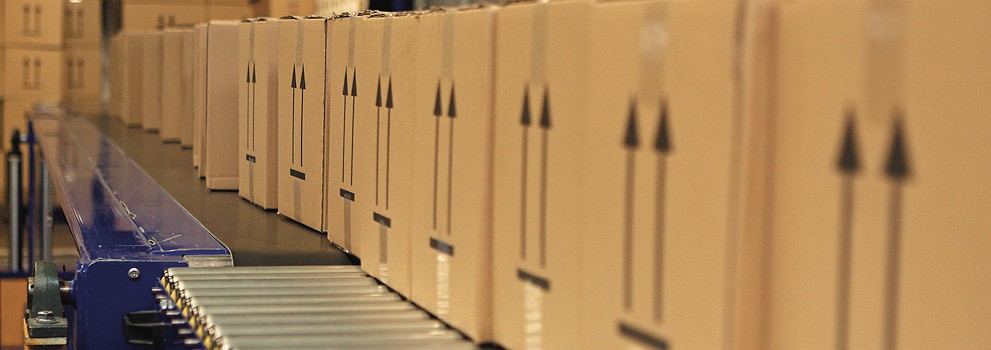 Colis bien rangés sur une chaine automatique