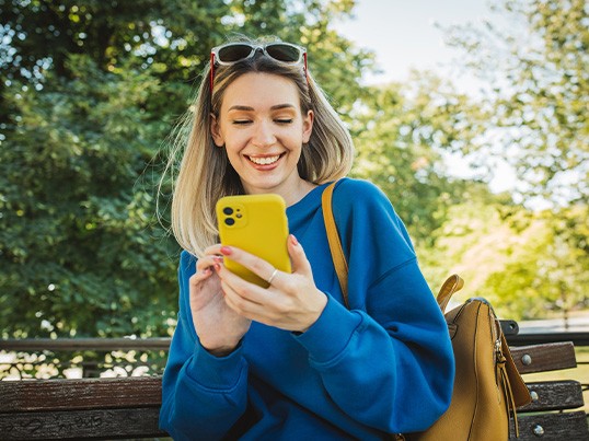 ragazza controlla smartphone