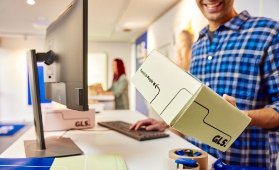 Cliente GLS a sair de uma parcel Shop